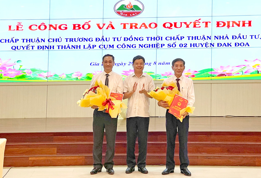 Phó Chủ tịch UBND tỉnh Nguyễn Hữu Quế trao quyết định cho nhà đầu tư và quyết định thành lập Cụm Công nghiệp số 2 huyện Đak Đoa. Ảnh: V.T Phó Chủ tịch UBND tỉnh Nguyễn Hữu Quế trao quyết định cho nhà đầu tư và quyết định thành lập Cụm Công nghiệp số 2 huyện Đak Đoa. Ảnh: V.T