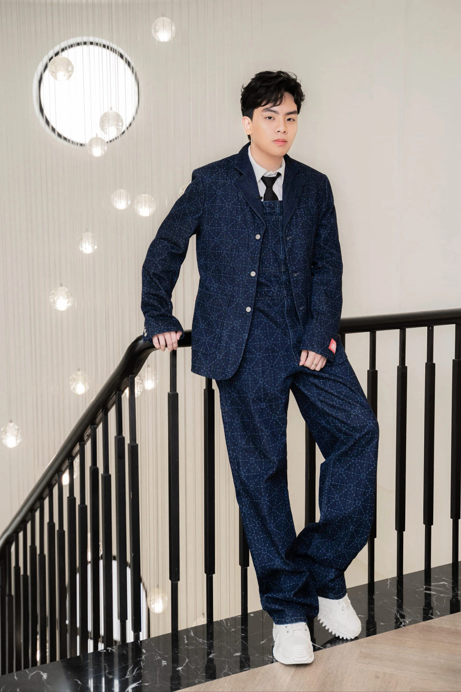 Năm vừa qua là một năm thành công với Hứa Kim Tuyền khi anh có nhiều bài hát trở thành hit như Mưa tháng sáu, Rồi em sẽ gặp một chàng trai khác, Đại minh tinh, Nắng ngoài sân... Hơn thế nữa, anh là người sáng tác tất cả ca khúc trong album Minh tinh của Văn Mai Hương