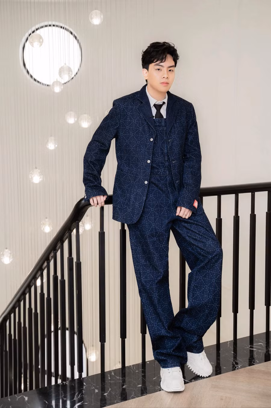 Năm vừa qua là một năm thành công với Hứa Kim Tuyền khi anh có nhiều bài hát trở thành hit như Mưa tháng sáu, Rồi em sẽ gặp một chàng trai khác, Đại minh tinh, Nắng ngoài sân... Hơn thế nữa, anh là người sáng tác tất cả ca khúc trong album Minh tinh của Văn Mai Hương