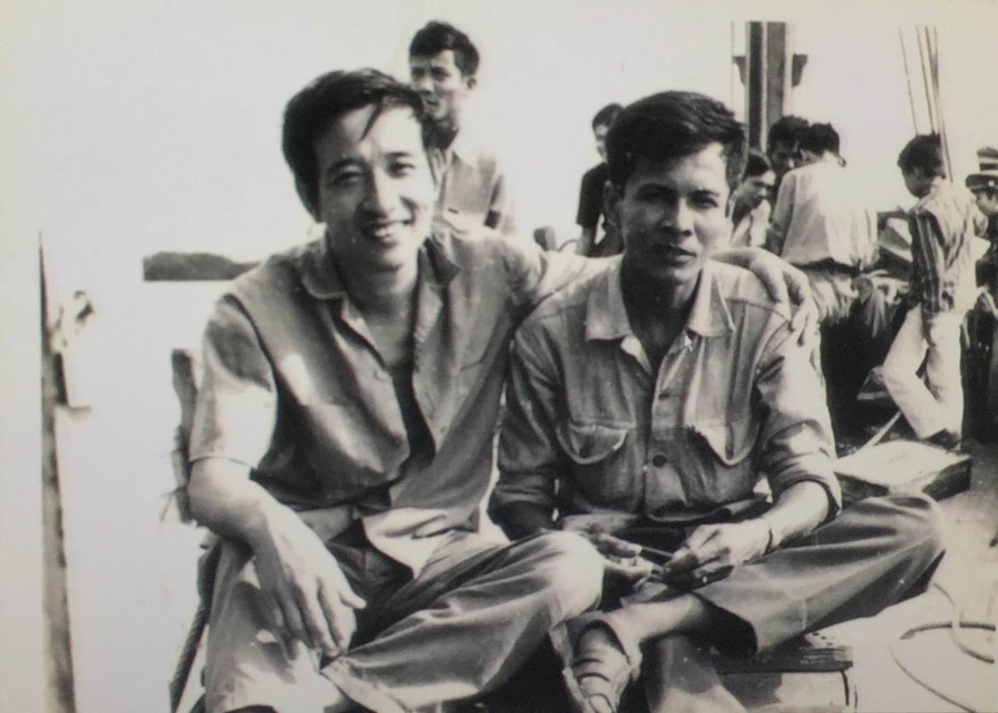 Nhà báo Vũ Tâm và một đồng nghiệp. Nhà báo Vũ Tâm và một đồng nghiệp.