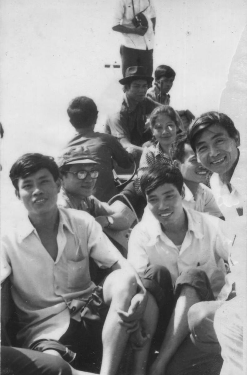 Các phóng viên TTXVN đi công tác tại Biển Hồ. Từ trái sang: Hữu Thành, Trần Mai Hưởng, Phần Thành Nghiêm (1980). Các phóng viên TTXVN đi công tác tại Biển Hồ. Từ trái sang: Hữu Thành, Trần Mai Hưởng, Phần Thành Nghiêm (1980).