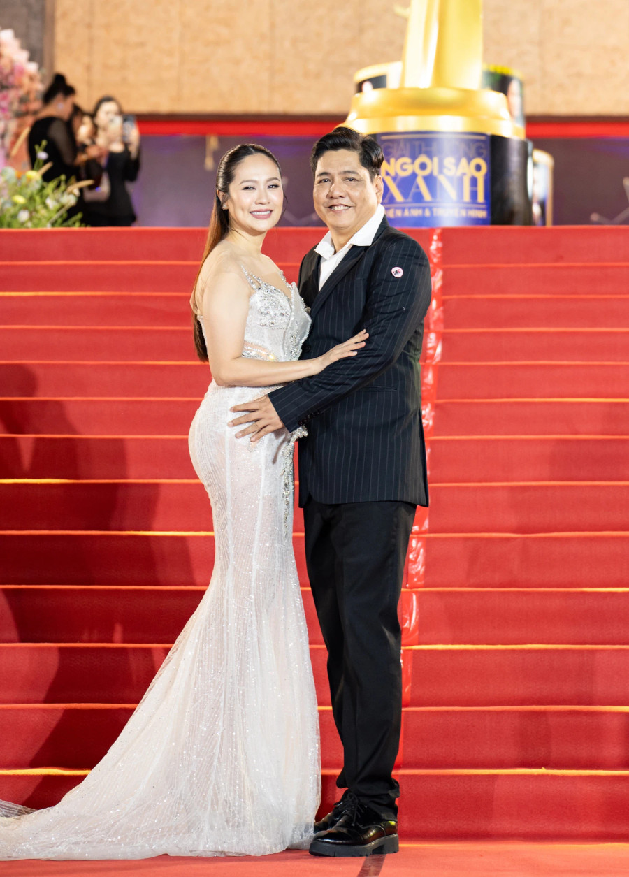 Vợ chồng Thanh Thúy - Đức Thịnh tình cảm trên thảm đỏ Vợ chồng Thanh Thúy - Đức Thịnh tình cảm trên thảm đỏ