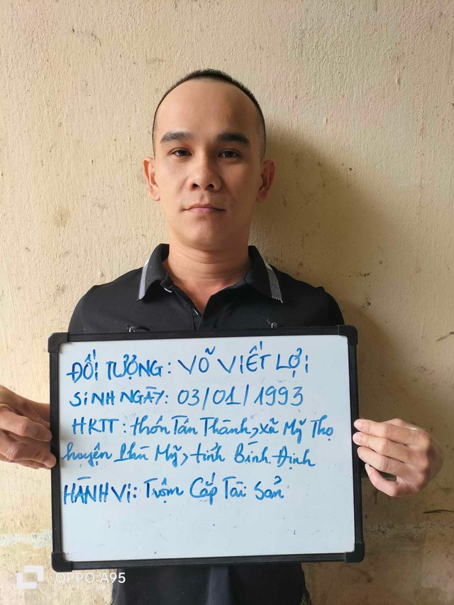 Sơn và Lợi tại cơ quan điều tra. Ảnh: Công an cung cấp