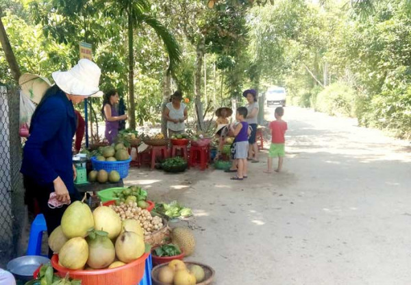 Các loại trái cây bản địa đặc trưng như bưởi trụ, sầu riêng, hường, cam, quýt... của nhiều hộ dân ở Đại Bình. Các loại trái cây bản địa đặc trưng như bưởi trụ, sầu riêng, hường, cam, quýt... của nhiều hộ dân ở Đại Bình.