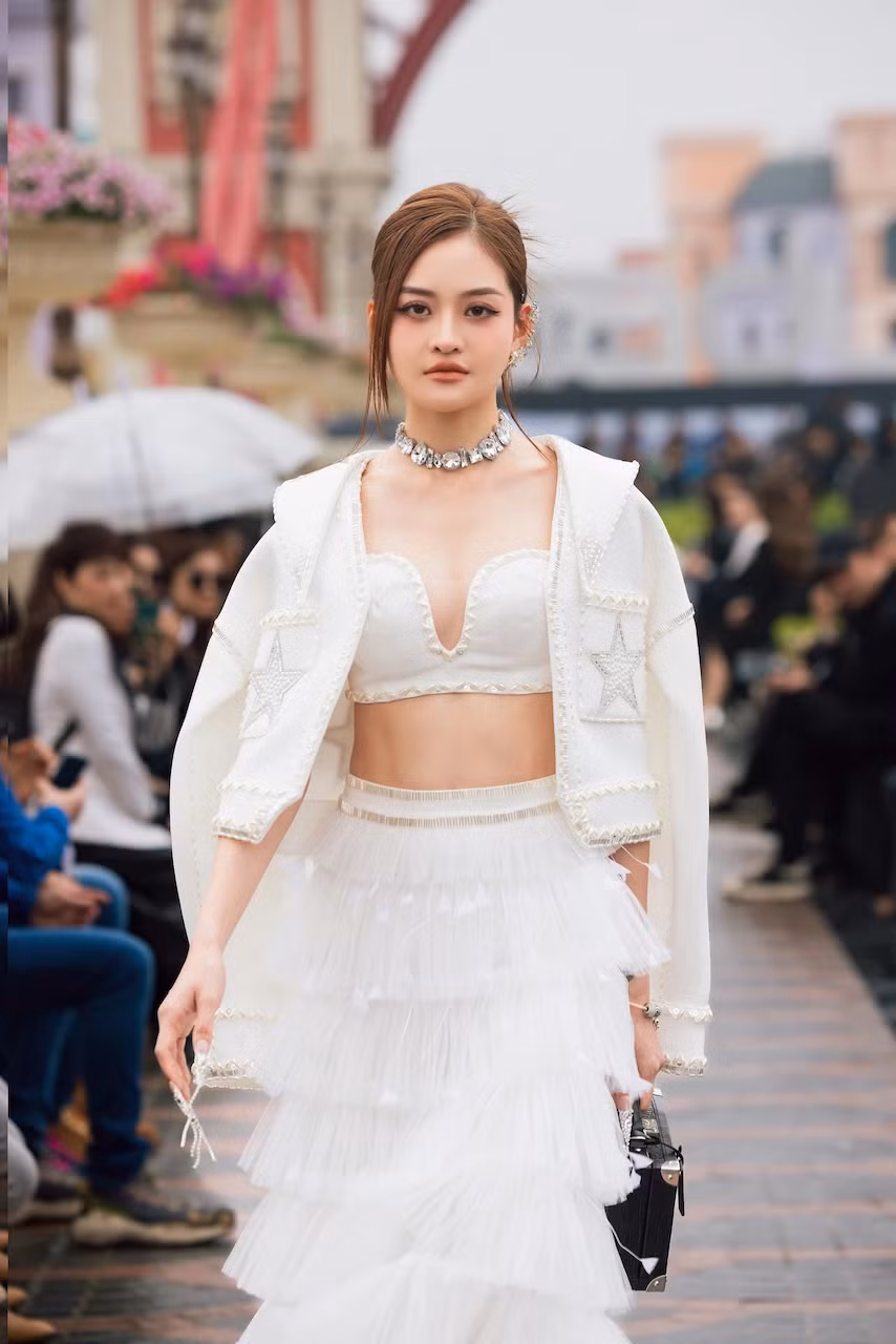 Show diễn mở màn với những cú sải bước uyển chuyển của diễn viên Thùy Anh. Diễn viên Chúng ta của 8 năm sau xuất hiện trong chiếc đầm xếp tầng màu trắng, kết hợp bra top sexy