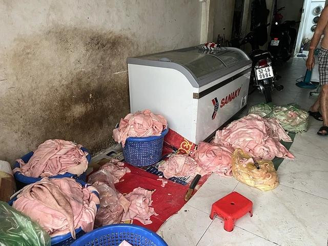 Da heo để dưới sàn nhà ẩm ướt, đen đúa