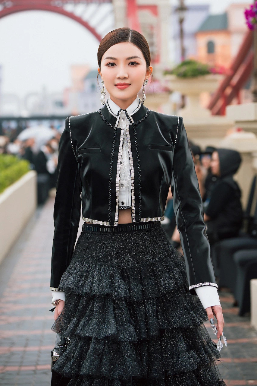 Nối gót Thùy Anh, diễn viên Lương Thanh thể hiện sự đối lập khi catwalk với bộ trang phục màu đen, điểm nhấn hai chiếc crop top kết hợp chân váy maxi