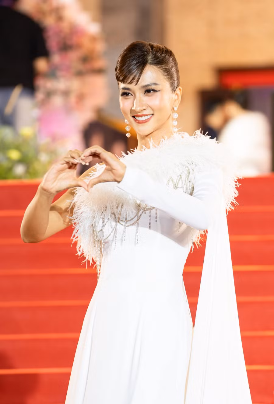 Kim Tuyến diện thiết kế lệch vai, khoe dáng chuẩn. Gần đây cô đón tin vui khi được phong tặng danh hiệu NSƯT