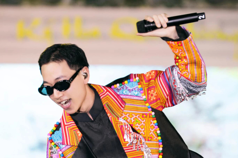 Dù chỉ mới được biết đến thông qua chương trình Rap Việt mùa 3 nhưng Double2T đã được nhiều người yêu mến nhờ bản hit À lôi. Đây cũng là ca khúc nằm trong Top 10 ca khúc xuất sắc năm của Best Of 2023