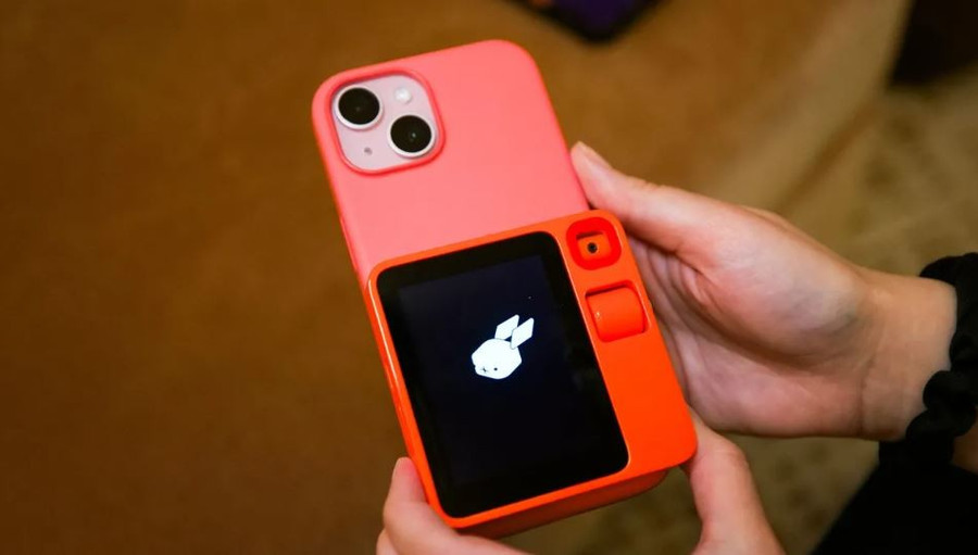 Công ty Khởi nghiệp AI Rabbit ra mắt một tiện ích độc lập có tên là "R1." Nguồn: CNET