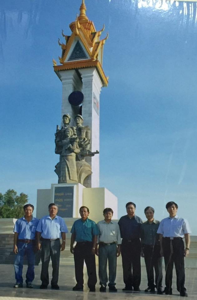 Đoàn đại biểu TTXVN viếng Đài tưởng niệm các chiến sĩ tình nguyện Việt Nam tại thủ đô Phnom Pênh (2007). Đoàn đại biểu TTXVN viếng Đài tưởng niệm các chiến sĩ tình nguyện Việt Nam tại thủ đô Phnom Pênh (2007).