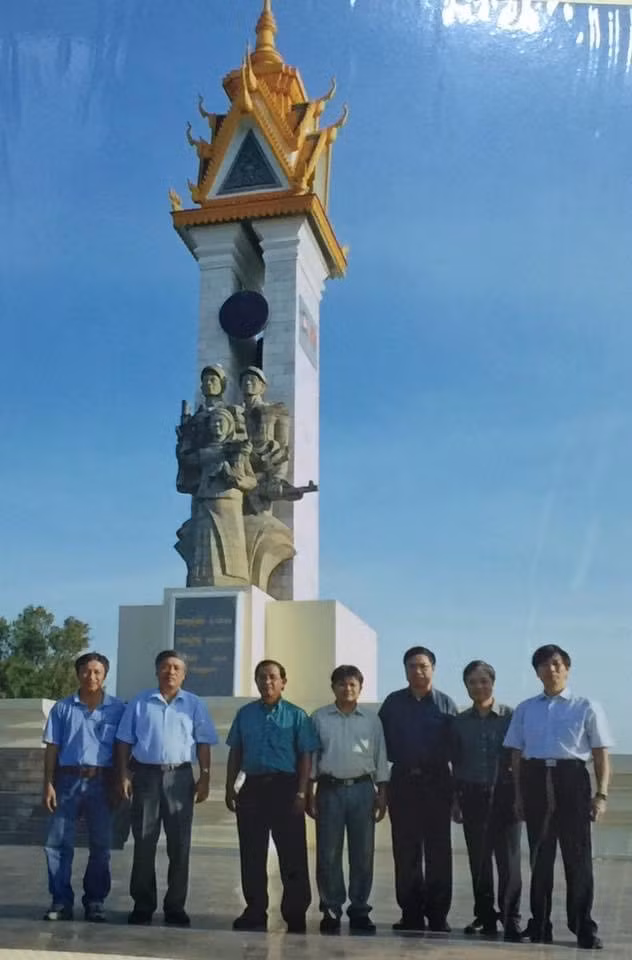 Đoàn đại biểu TTXVN viếng Đài tưởng niệm các chiến sĩ tình nguyện Việt Nam tại thủ đô Phnom Pênh (2007).