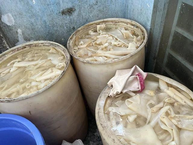 Hàng tấn bì heo ngâm tẩy trắng trước khi mang đi thái sợi