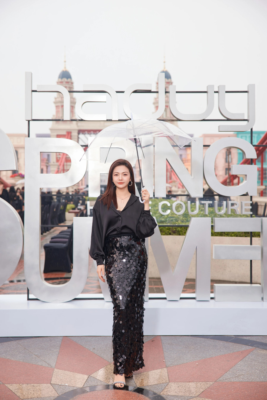 Diễn viên Kiều Anh trẻ trung khi chọn mẫu chân váy dài họa tiết vảy cá lấp lánh, phối cùng sơ mi lụa đen
