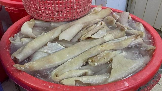 Nhiều tảng da chuyển màu đen tím, bốc mùi hôi nồng nặc