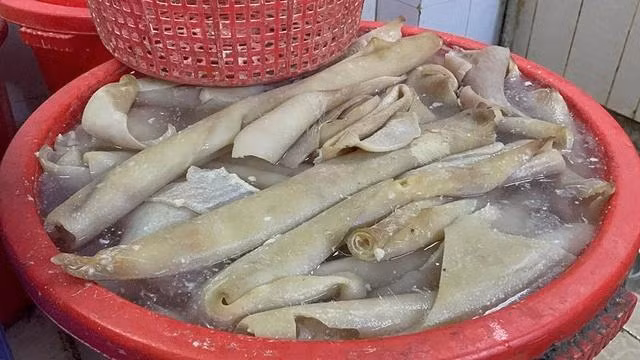 Nhiều tảng da chuyển màu đen tím, bốc mùi hôi nồng nặc