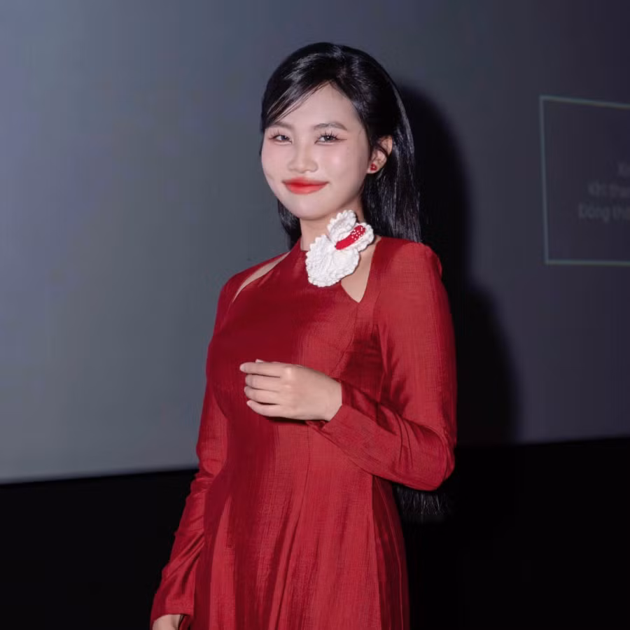 Năm 2023, Phương Mỹ Chi đã có bước chuyển mình thành công với album Vũ trụ cò bay. Từ một "cô bé dân ca", nữ ca sĩ sinh năm 2003 đã cho thấy sự đa dạng của mình trong phong cách âm nhạc. Trong đó, ca khúc Vũ trụ có anh cũng nằm trong Top 10 bài hát xuất sắc của năm ở giải thưởng này