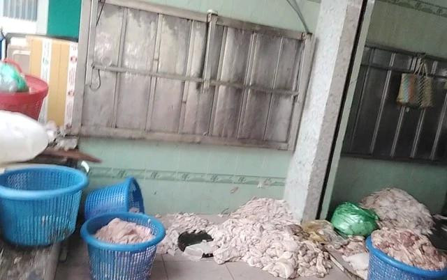 Da, mỡ heo chất đống dưới sàn tại cơ sở chế biến bì heo của ông N. Da, mỡ heo chất đống dưới sàn tại cơ sở chế biến bì heo của ông N.