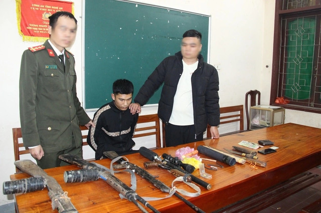 Kim Văn Huy cùng "kho" vũ khí tại cơ quan công an. Ảnh: Công an cung cấp Kim Văn Huy cùng "kho" vũ khí tại cơ quan công an. Ảnh: Công an cung cấp