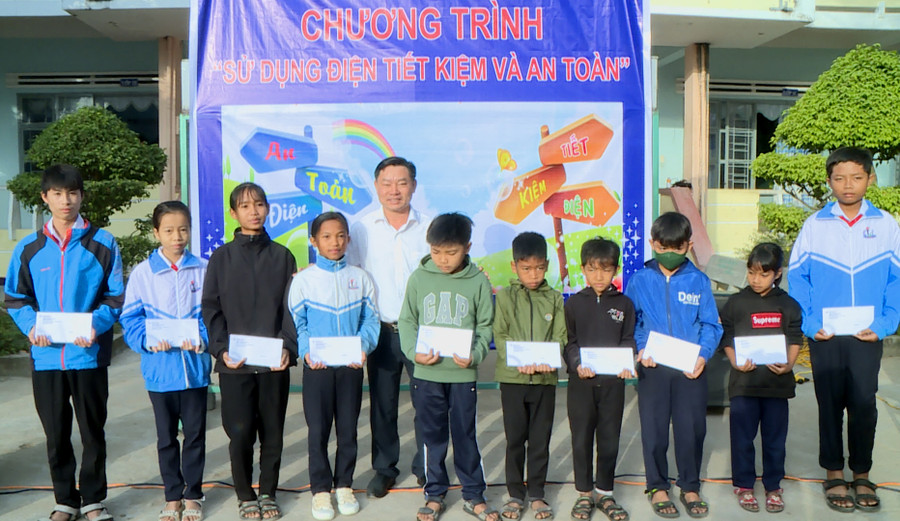 Dịp này, Điện lực Ayun Pa-Công ty Điện lực Gia Lai đã trao 10 suất quà (300 ngàn đồng/suất )cho 10 em học sinh có hoàn cảnh khó khăn của trường. Ảnh: N.S