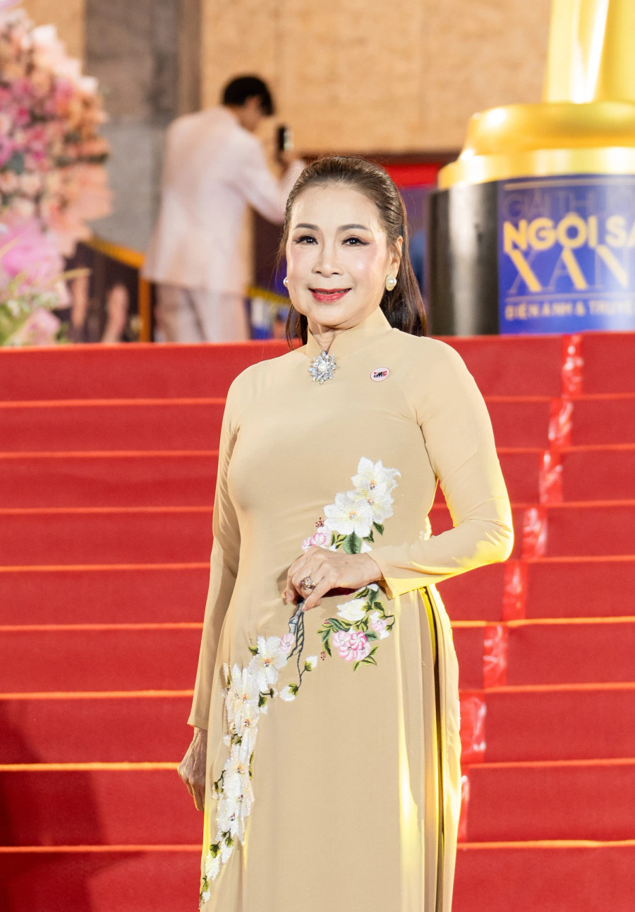 NSND Kim Xuân diện áo dài nền nã tại thảm đỏ sự kiện Ngôi sao xanh. Bà là thành viên của hội đồng giám khảo, đồng thời cũng góp mặt trong đề cử Nữ diễn viên chính xuất sắc (hạng phục phim điện ảnh) NSND Kim Xuân diện áo dài nền nã tại thảm đỏ sự kiện Ngôi sao xanh. Bà là thành viên của hội đồng giám khảo, đồng thời cũng góp mặt trong đề cử Nữ diễn viên chính xuất sắc (hạng phục phim điện ảnh)