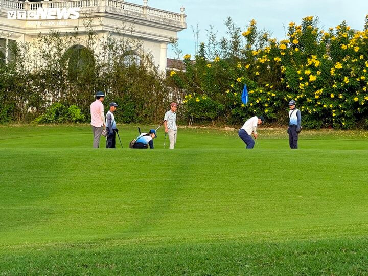 Lãnh đạo Sở NN&amp;PTNT Bắc Ninh chơi golf tại sân golf FLC Hạ Long vào ngày 25/10/2023.