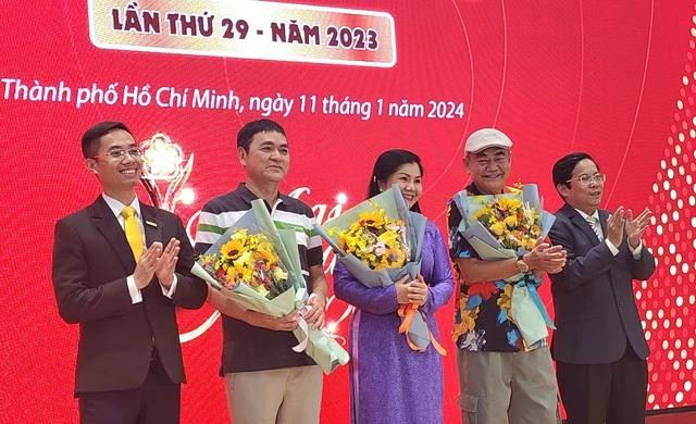 BTC giải Mai Vàng tặng hoa cho các nghệ sĩ từng đoạt giải: đạo diễn Quốc Thảo, NSƯT Tú Sương, NSND Việt Anh tại buổi gặp gỡ, giao lưu sáng 11.1