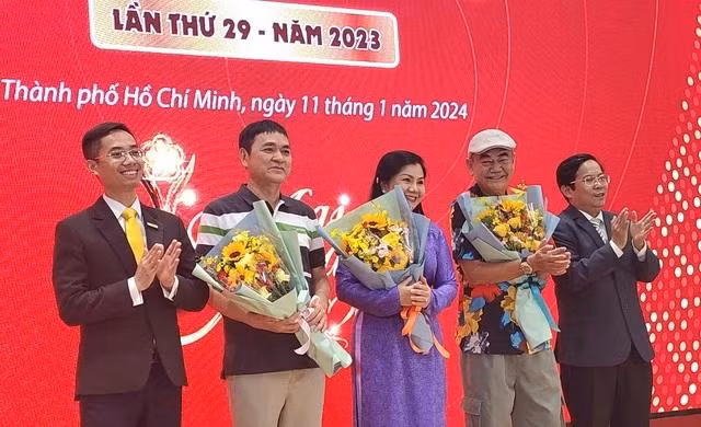 BTC giải Mai Vàng tặng hoa cho các nghệ sĩ từng đoạt giải: đạo diễn Quốc Thảo, NSƯT Tú Sương, NSND Việt Anh tại buổi gặp gỡ, giao lưu sáng 11.1