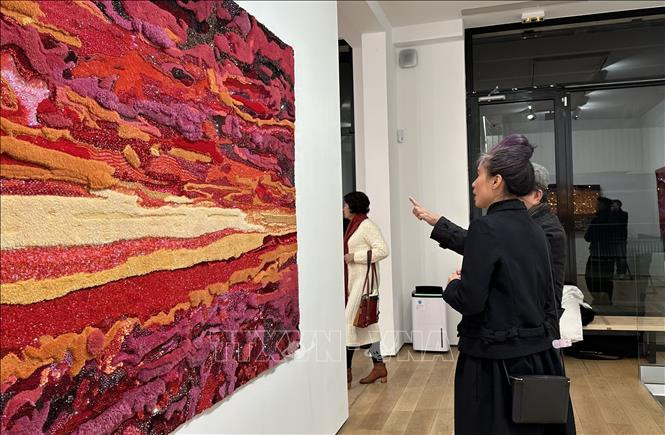 Tia-Thủy Nguyễn giới thiệu ý nghĩa bức tranh cho khách tham quan. Tia-Thủy Nguyễn giới thiệu ý nghĩa bức tranh cho khách tham quan.