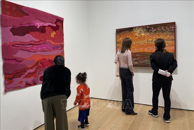 Đông đảo khách tham quan các tác phẩm trong bộ sưu tập "Lấp lánh giữa bao la" tại thủ đô Paris. Đông đảo khách tham quan các tác phẩm trong bộ sưu tập "Lấp lánh giữa bao la" tại thủ đô Paris.