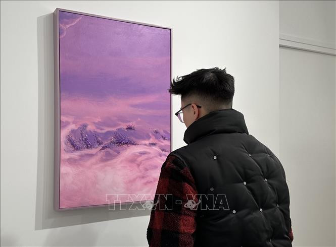 Khách tham quan các tác phẩm trong bộ sưu tập "Lấp lánh giữa bao la" tại thủ đô Paris. Khách tham quan các tác phẩm trong bộ sưu tập "Lấp lánh giữa bao la" tại thủ đô Paris.