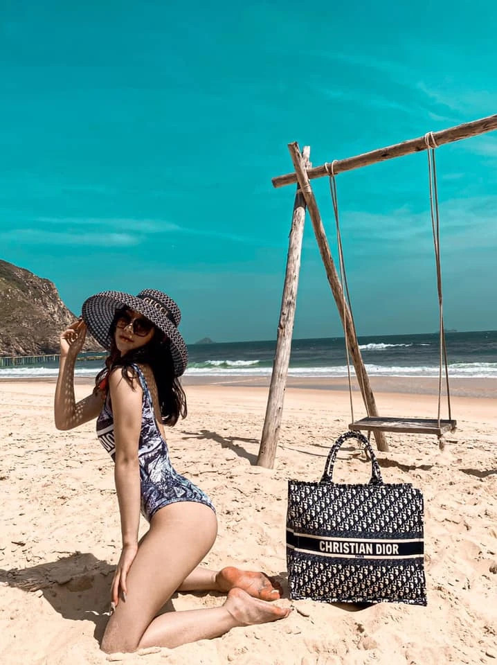 Ở tuổi 21, Như Phương khiến nhiều người ngưỡng mộ bởi cuộc sống sang chảnh, thường xuyên đi du lịch nước ngoài, sở hữu nhiều hàng hiệu đắt đỏ Ở tuổi 21, Như Phương khiến nhiều người ngưỡng mộ bởi cuộc sống sang chảnh, thường xuyên đi du lịch nước ngoài, sở hữu nhiều hàng hiệu đắt đỏ