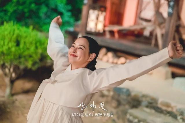 Khán giả thích thú với hình tượng nhân vật tích cực của Honey Lee trong Hoa nở về đêm