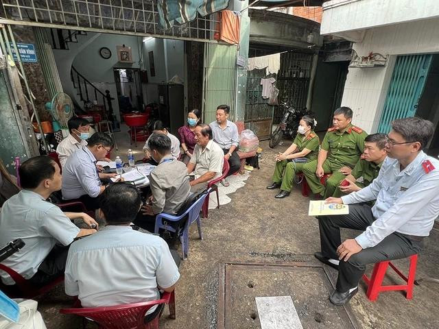 Đoàn kiểm tra liên ngành làm việc với hộ kinh doanh da bì heo H.V.V