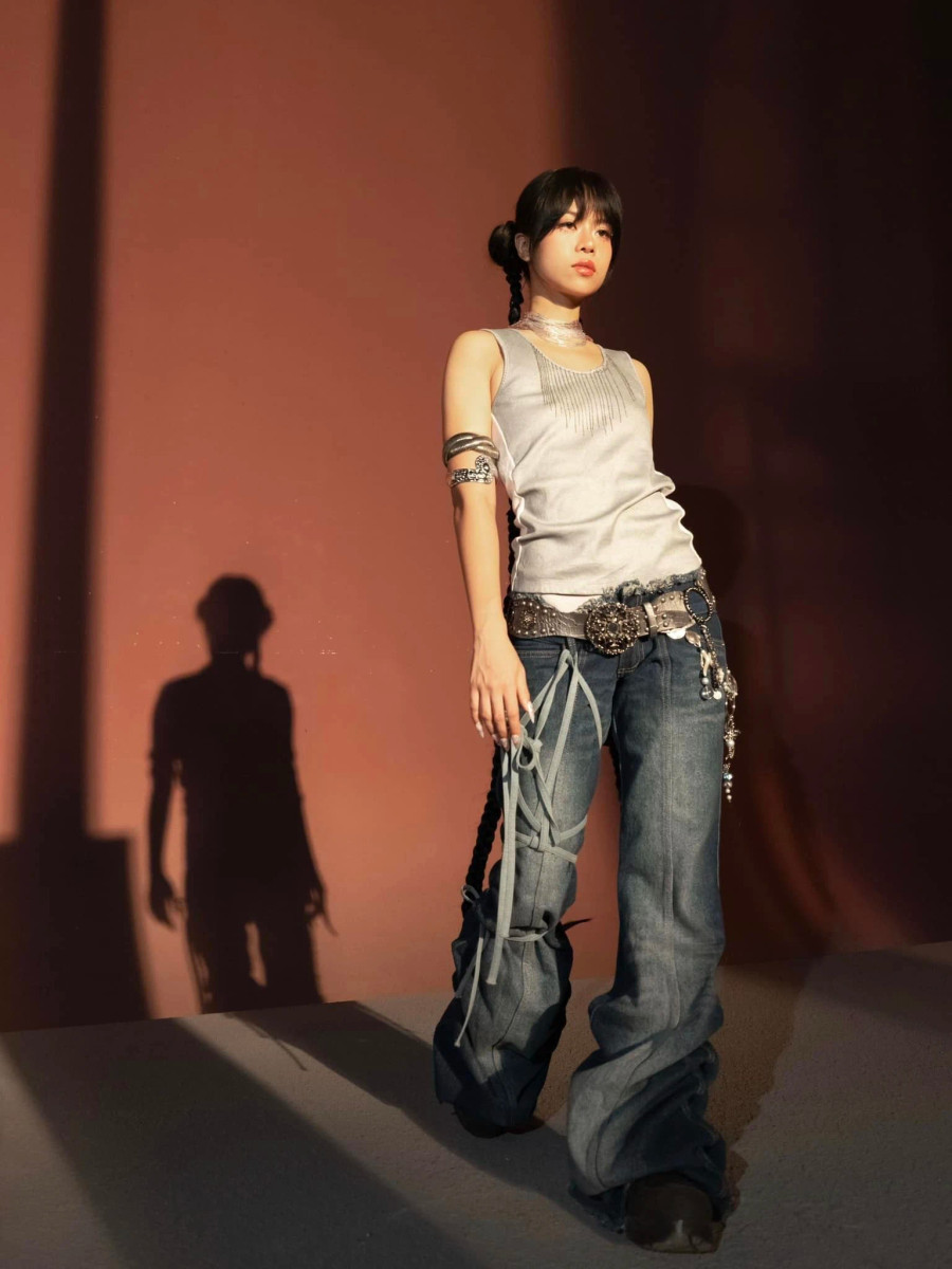 Tlinh là nữ rapper duy nhất góp mặt trong danh sách những nghệ sĩ được vinh danh tại Best of 2023. Nổi tiếng từ Rap Việt mùa 1, Tlinh vẫn duy trì được độ &quot;hot&quot; của mình nhờ bằng những ca khúc như Ghệ yêu dấu của em ơi, Shhhh, Tình yêu có nghĩa là gì?... Đáng chú ý, ca khúc Nếu lúc đó của cô được khán giả trẻ rất yêu thích