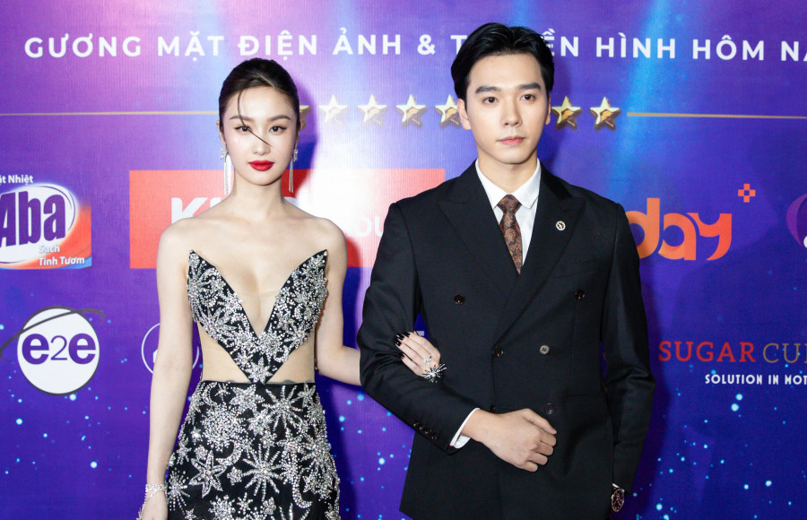 Jun Vũ khoe dáng "đồng hồ cát" bên Hải Nam. Cả hai từng vướng tin đồn hẹn hò nhưng lên tiếng phủ nhận. Tuy nhiên, họ thường xuyên xuất hiện cùng nhau khiến dân mạng thắc mắc Jun Vũ khoe dáng "đồng hồ cát" bên Hải Nam. Cả hai từng vướng tin đồn hẹn hò nhưng lên tiếng phủ nhận. Tuy nhiên, họ thường xuyên xuất hiện cùng nhau khiến dân mạng thắc mắc