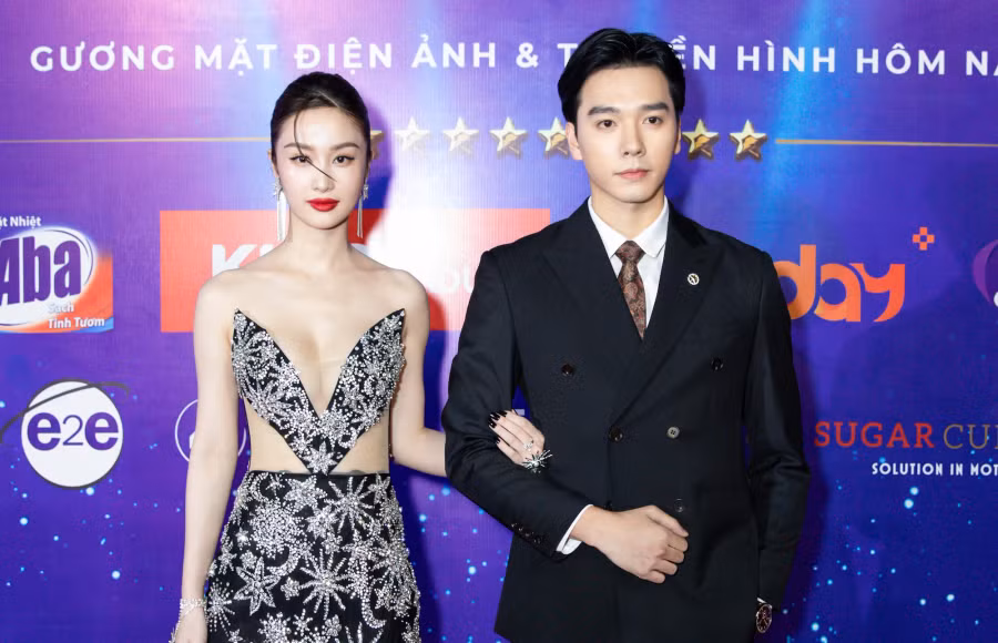 Jun Vũ khoe dáng "đồng hồ cát" bên Hải Nam. Cả hai từng vướng tin đồn hẹn hò nhưng lên tiếng phủ nhận. Tuy nhiên, họ thường xuyên xuất hiện cùng nhau khiến dân mạng thắc mắc