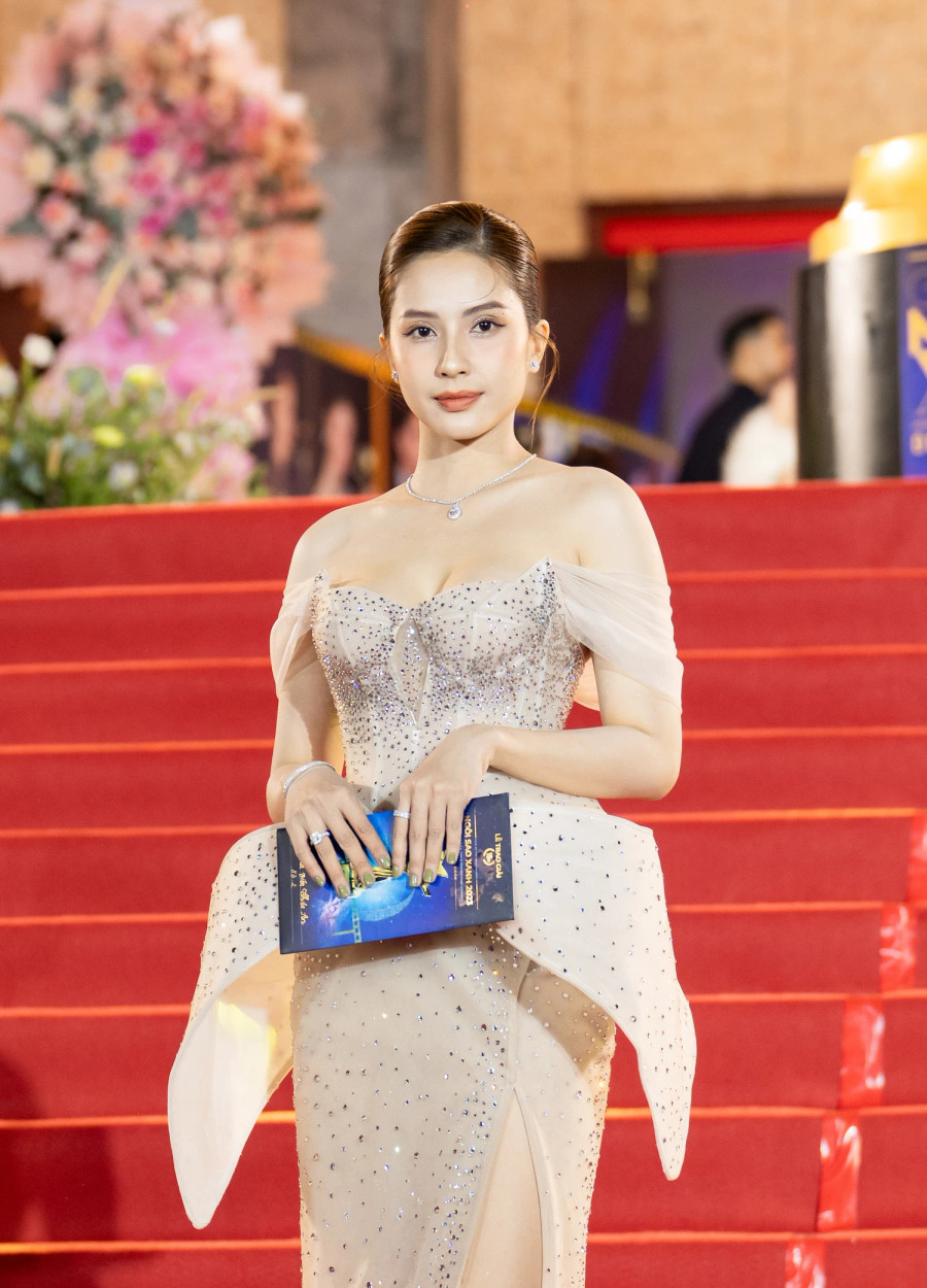 Thiên An xuất hiện lộng lẫy trong chiếc váy đính kết bắt mắt. Sau sóng gió tình cảm, cô tất bật với công việc diễn xuất, đồng thời chăm sóc con nhỏ Thiên An xuất hiện lộng lẫy trong chiếc váy đính kết bắt mắt. Sau sóng gió tình cảm, cô tất bật với công việc diễn xuất, đồng thời chăm sóc con nhỏ