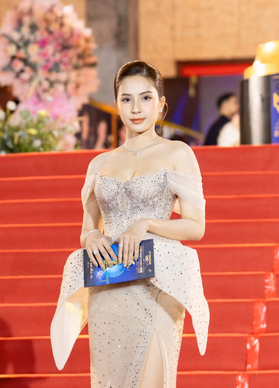 Thiên An xuất hiện lộng lẫy trong chiếc váy đính kết bắt mắt. Sau sóng gió tình cảm, cô tất bật với công việc diễn xuất, đồng thời chăm sóc con nhỏ