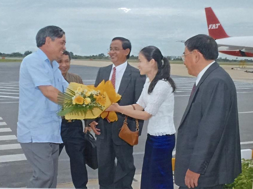 Nhà báo Trần Mai Hưởng dẫn đầu đoàn đại biểu TTXVN thăm Thông tấn xã AKP năm 2007. Tổng giám đốc AKP Kit Kim Huôn, Phó TGĐ Chăn Duôn đón đoàn tại sân bay Pochentong. Nhà báo Trần Mai Hưởng dẫn đầu đoàn đại biểu TTXVN thăm Thông tấn xã AKP năm 2007. Tổng giám đốc AKP Kit Kim Huôn, Phó TGĐ Chăn Duôn đón đoàn tại sân bay Pochentong.