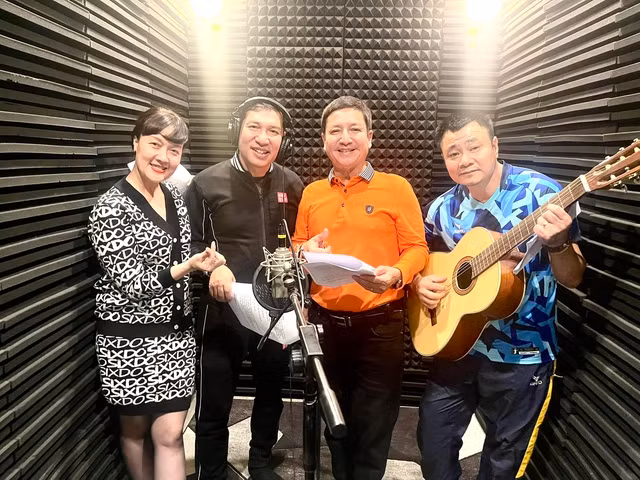 Bức ảnh các nghệ sĩ đang tập chương trình được NSƯT Chí Trung chia sẻ