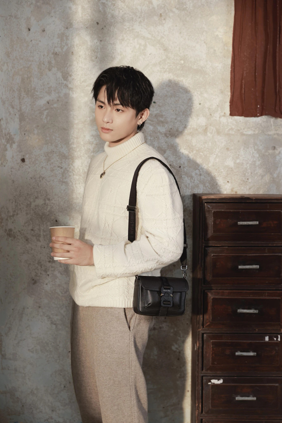 Grey D cũng tạo dấu ấn khi kết hợp với Văn Mai Hương trong ca khúc Mưa tháng sáu