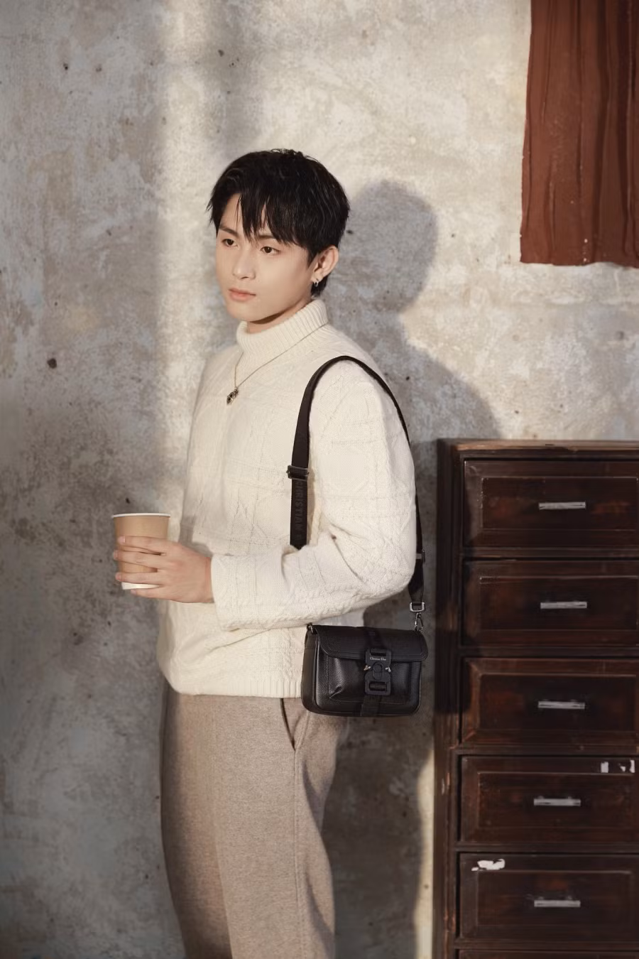 Grey D cũng tạo dấu ấn khi kết hợp với Văn Mai Hương trong ca khúc Mưa tháng sáu