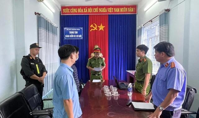 Cơ quan chức năng tống đạt quyết định khởi tố vụ án, khởi tố bị can về tội nhận hối lộ xảy ra tại Trung tâm đăng kiểm xe cơ giới Quảng Ngãi 76-01S