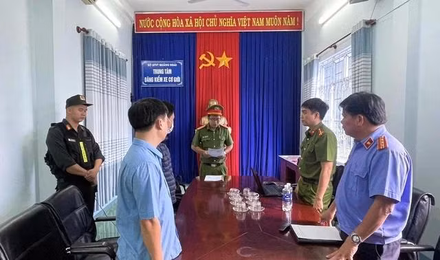 Cơ quan chức năng tống đạt quyết định khởi tố vụ án, khởi tố bị can về tội nhận hối lộ xảy ra tại Trung tâm đăng kiểm xe cơ giới Quảng Ngãi 76-01S