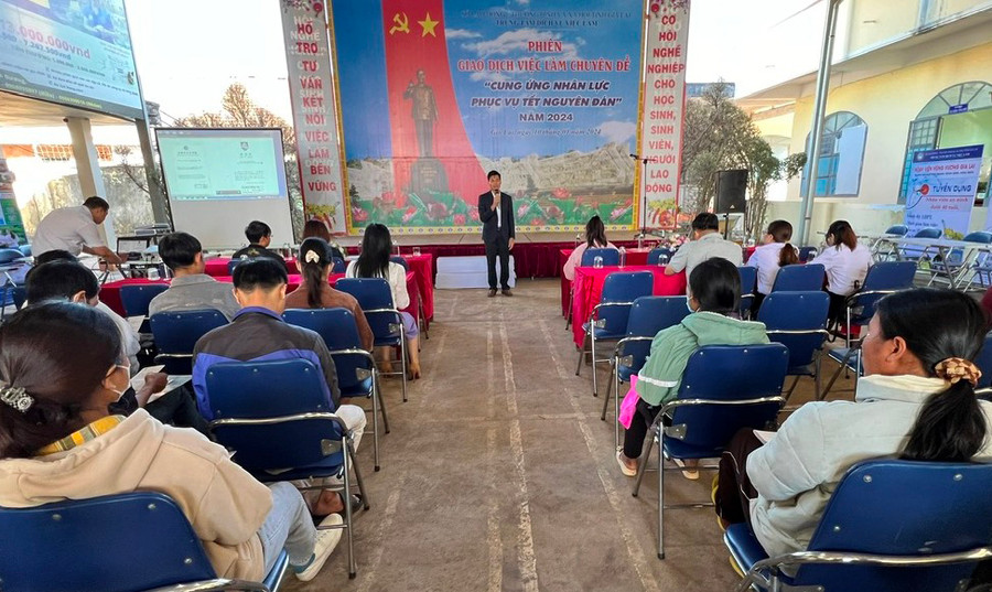 Toàn cảnh Phiên giao dịch việc làm chuyên đề “Cung ứng nhân lực phục vụ Tết Nguyên đán”. Ảnh: Đinh Yến Toàn cảnh Phiên giao dịch việc làm chuyên đề “Cung ứng nhân lực phục vụ Tết Nguyên đán”. Ảnh: Đinh Yến