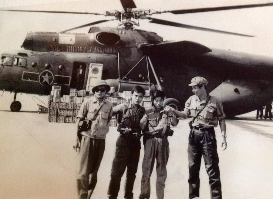 Các phóng viên TTXVN tại mặt trận Siêm Riệp. Từ phải sang: Các nhà báo Nguyễn Đình Cao, Phạm Nhật Nam, Nguyễn Hà Lộc và nhà báo Anh Ngọc, báo QĐND (1/1979). Các phóng viên TTXVN tại mặt trận Siêm Riệp. Từ phải sang: Các nhà báo Nguyễn Đình Cao, Phạm Nhật Nam, Nguyễn Hà Lộc và nhà báo Anh Ngọc, báo QĐND (1/1979).