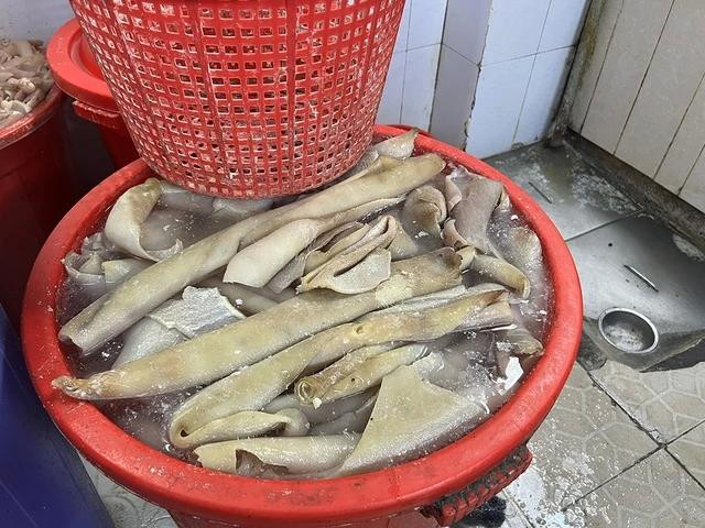 Cận cảnh một thùng nhựa ngâm da heo trong cơ sở chế biến của hộ kinh doanh H.V.V