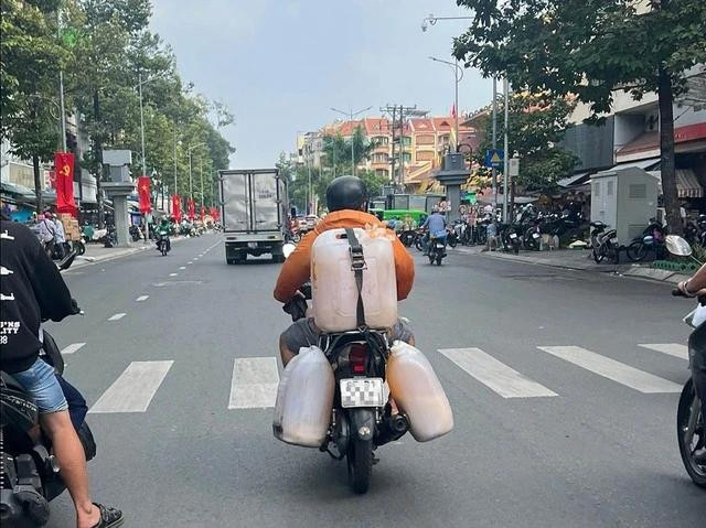 Nhiều ngày bám theo xe máy chở mỡ heo đi tiêu thụ, điểm đến là một bãi tập kết không tên trên đường Nguyễn Văn Giáp (P.Bình Trưng Đông, TP.Thủ Đức)