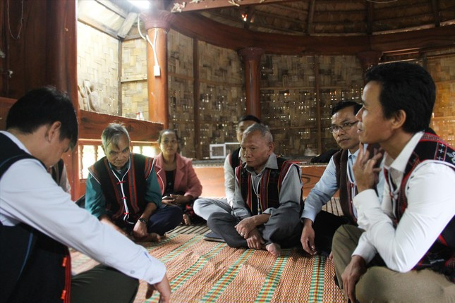 Các học trò chăm chú lắng nghe già Siêng và già Khanh đối đáp hát lý. Ảnh: Giang Thanh